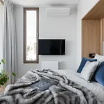 White Superior By Oneapartments