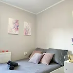 Mmrent Pink Fusion Room