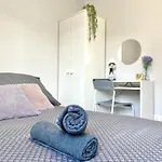 Mmrent Pink Fusion Room
