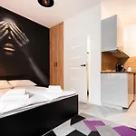 Flatbook - City Center Apartments Waterlane Vintage With Gym