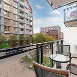 Aura III Apartments & Free Parking By Downtown Apartments