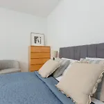 Two Bedroom Apartment In Gdansk With Desk For Remote Work And Bathtub By Noclegi Renters