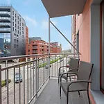 Flatbook Apartments Waterlane Island Spa With Riverview