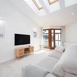 Classy White By Oneapartments