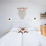 Classy White By Oneapartments