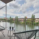 Waterlane Island - Riverview Pool, Spa, Gym & Parking By Downtown Apartments