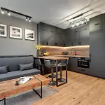 Doki Living - Foodhall & Parking By Downtown Apartments