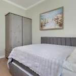 Luxury Apartment With Three Bedrooms Air Conditioning And Parking By Noclegi Renters