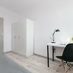 Rooms4Less