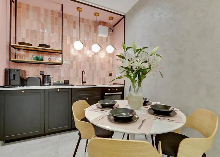 Aura III Apartments & Free Parking By Downtown Apartments