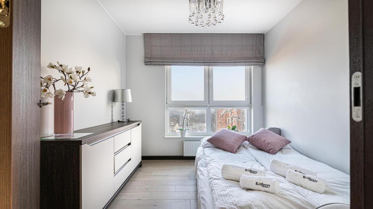 16th Floor Sea View - Billberry Apartment *