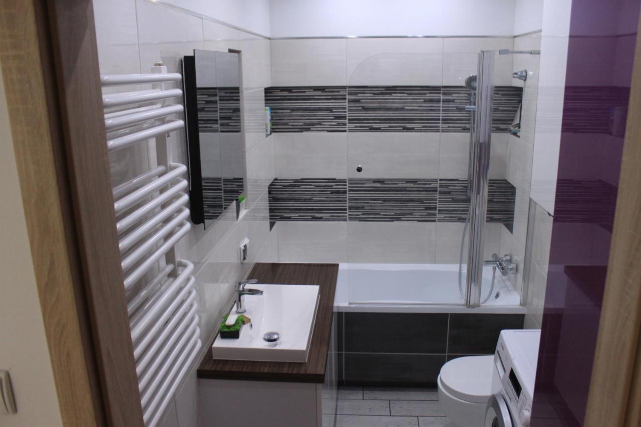 Sunny Sleeps 4 By The Beach With Garden Patio - Przymorze Apartment Gdansk
