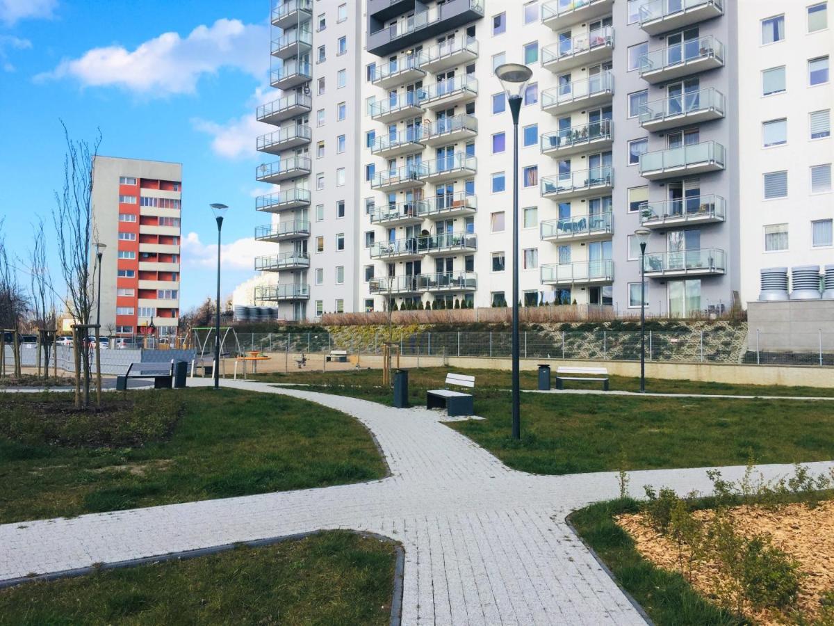 Sunny Sleeps 4 By The Beach With Garden Patio - Przymorze Apartment