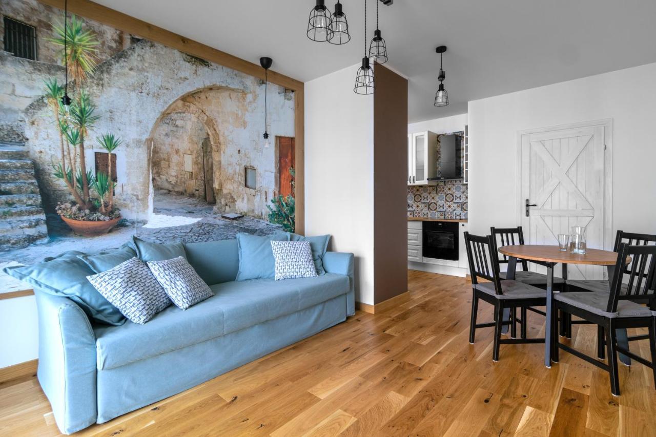 Provence Apartments, Apartment