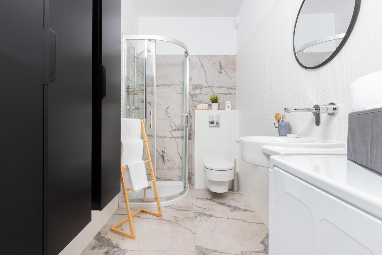 Stylish Rajska With Free Parking In Downtown By Renters Gdańsk