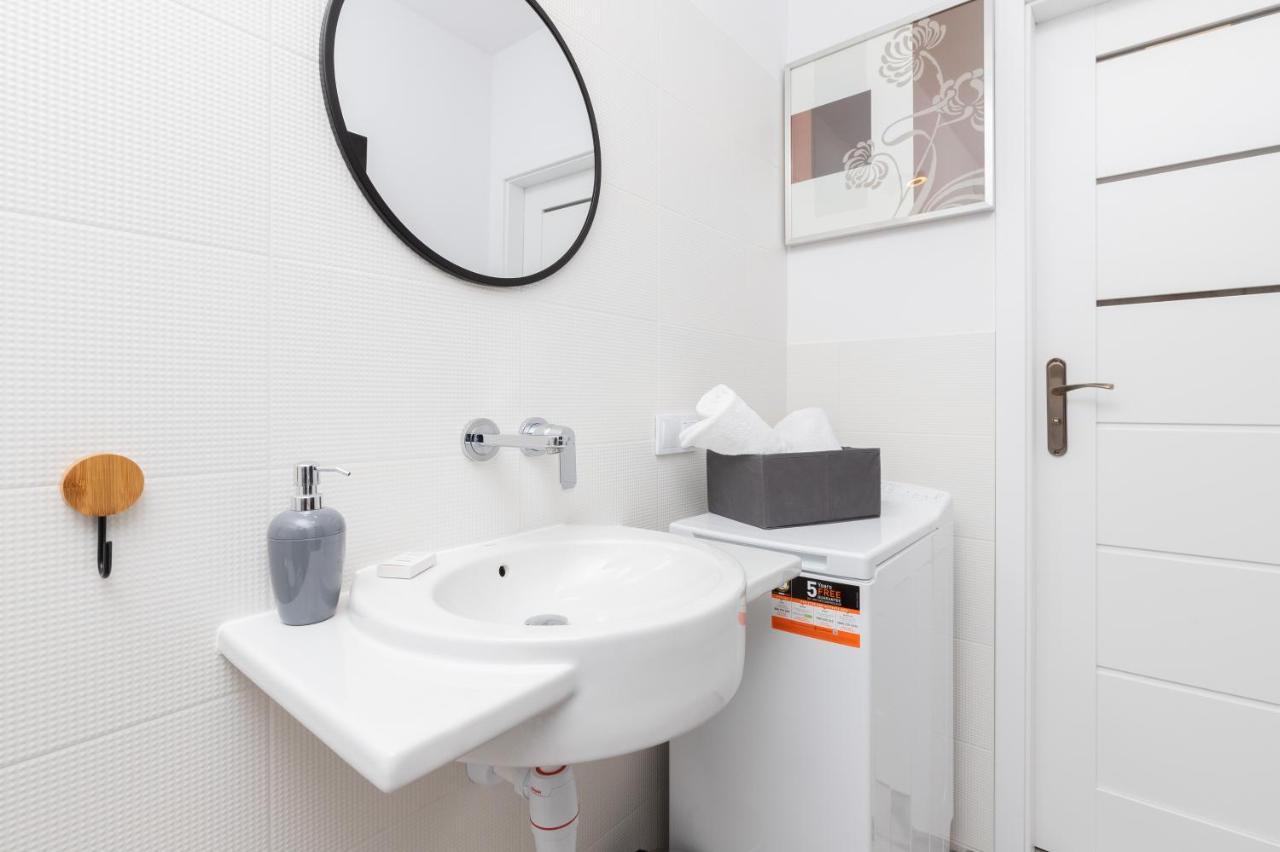 Stylish Rajska With Free Parking In Downtown By Renters Apartamento