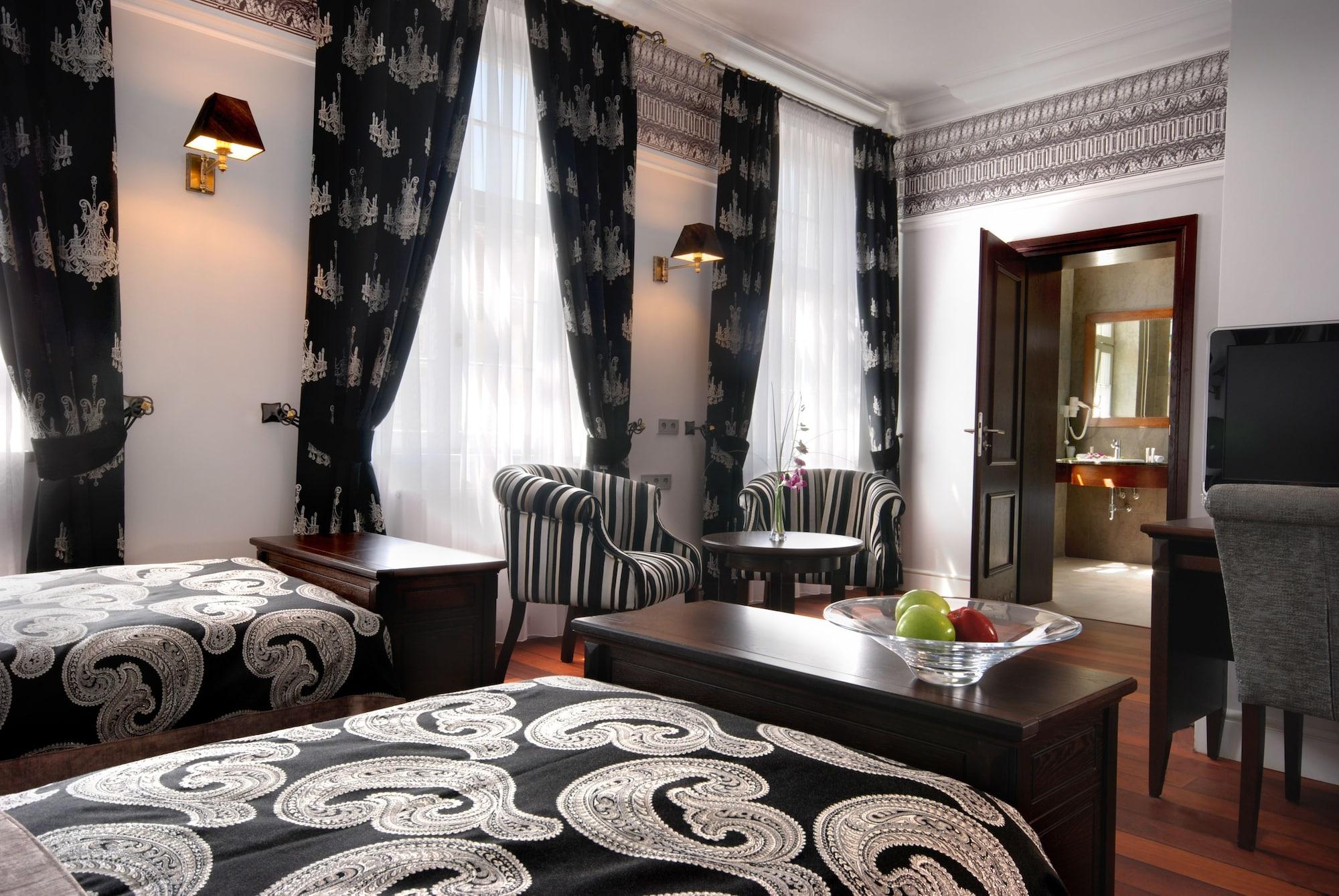 Holland House Old Town Aparthotel 4*