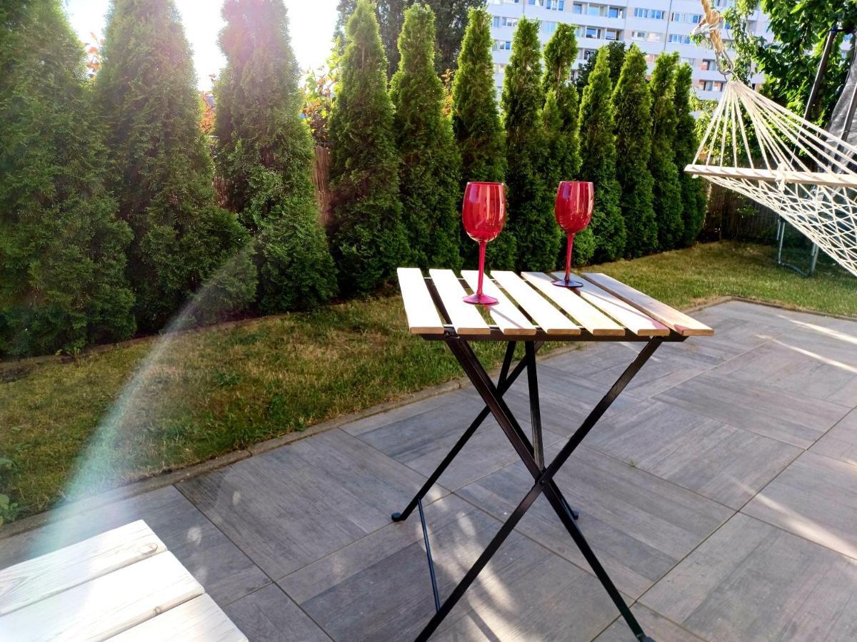 Sunny Sleeps 4 By The Beach With Garden Patio - Przymorze Apartment