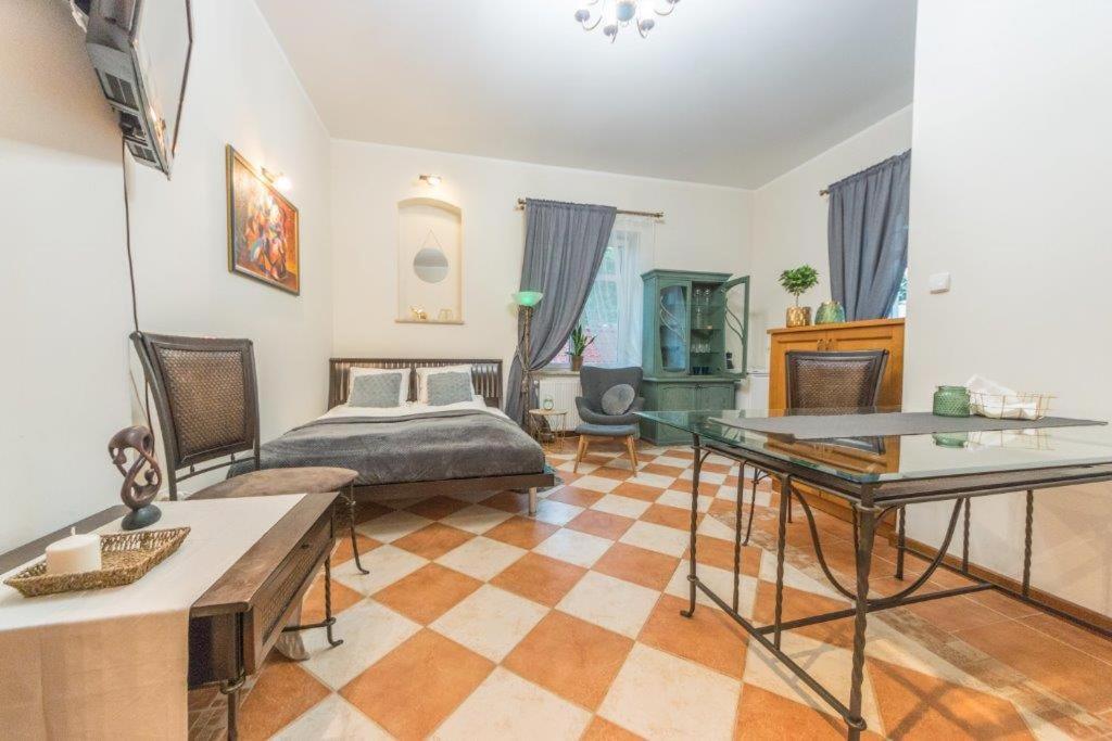 W Rezydencji Nad Stawem - Traugutta 111 Apartment *