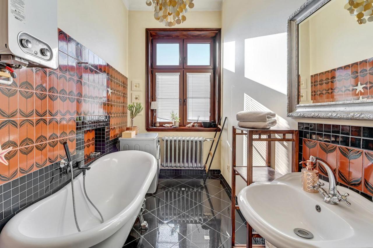 1925 Old Town Apartment *