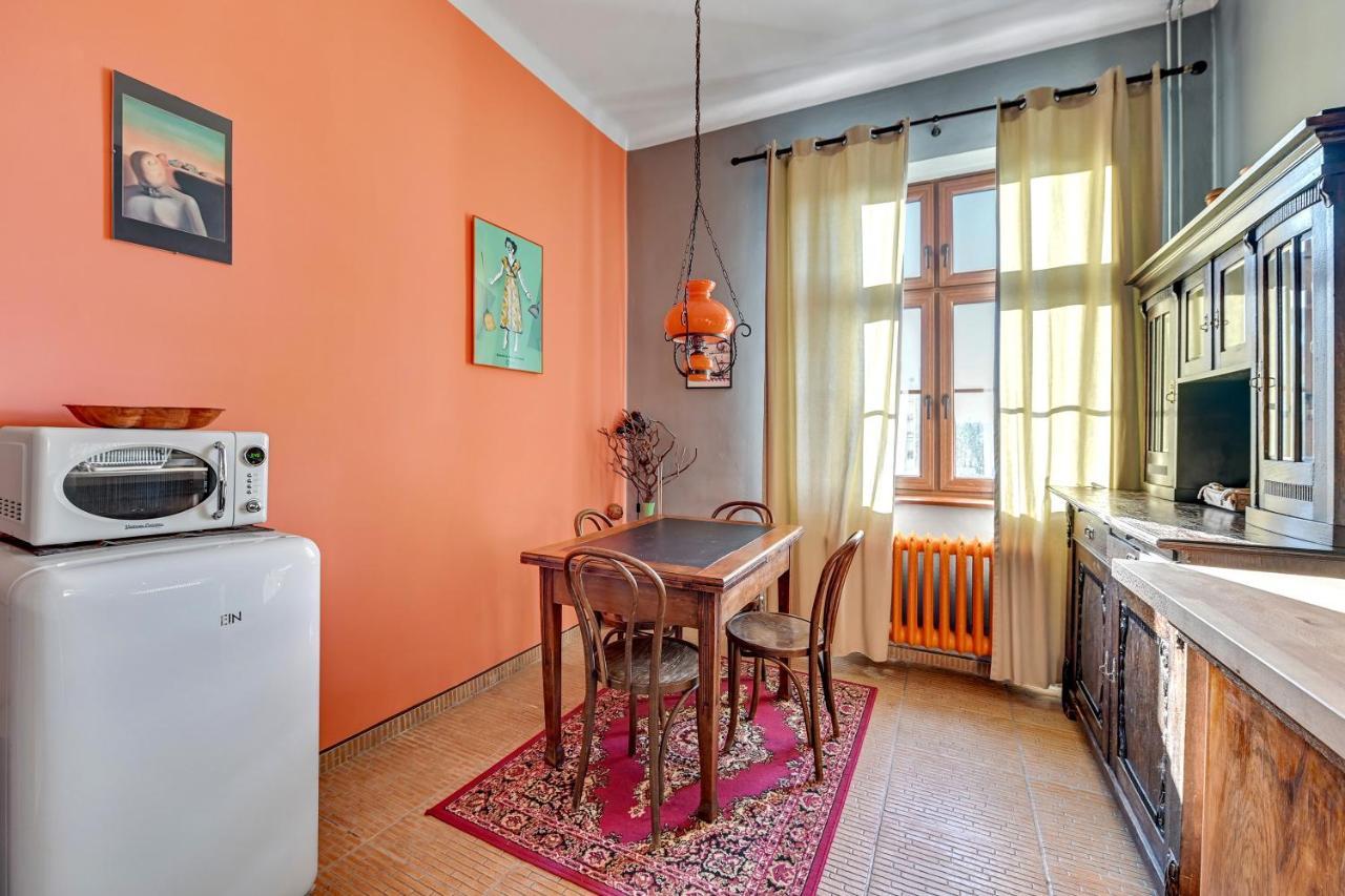 1925 Old Town Apartment