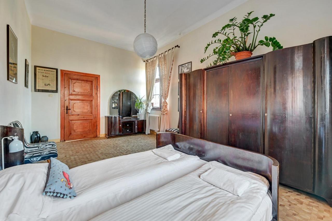 1925 Old Town Apartment *