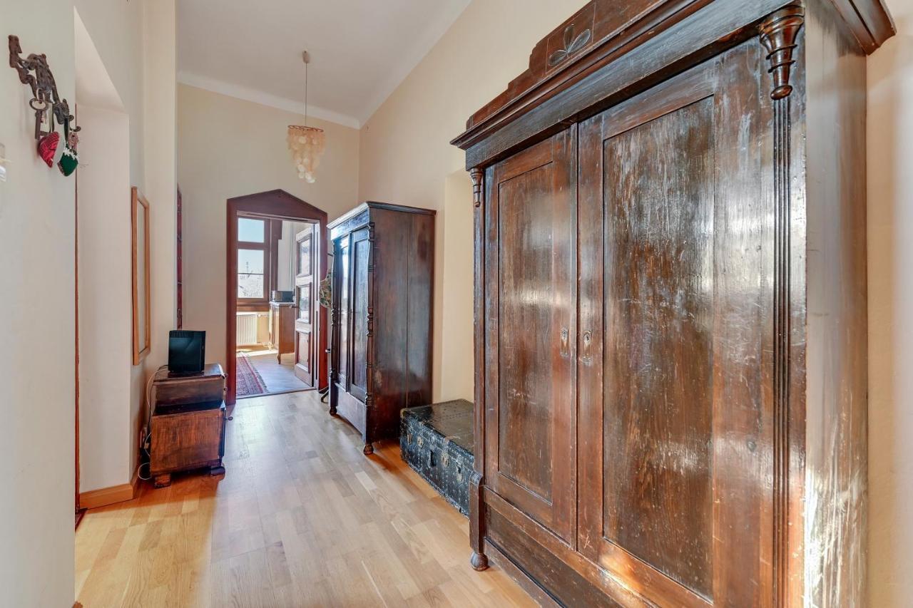 1925 Old Town Apartment