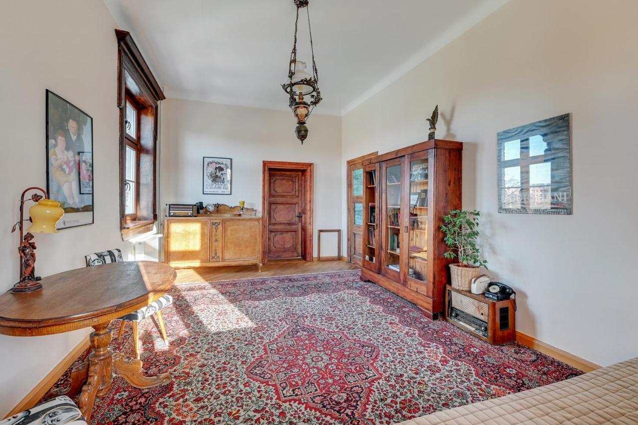 1925 Old Town Apartment *