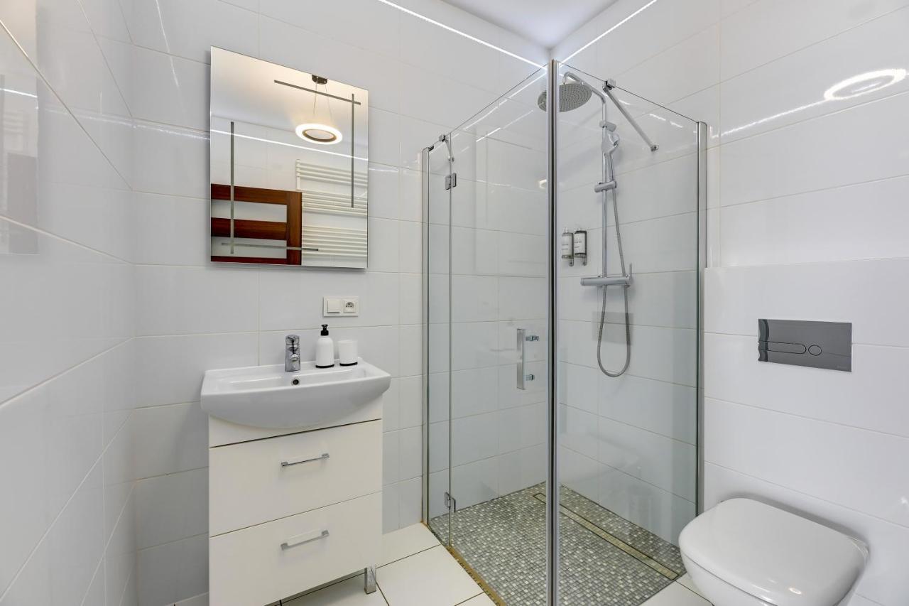 Downtown Sadova Center & Parking Apartment