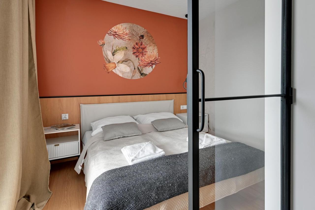 Luxury Aura 40 - 1 By Grand *