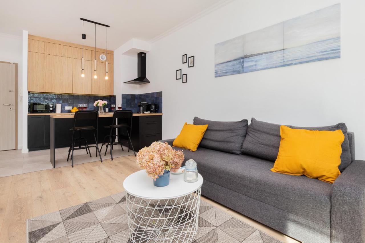 Modern With Balcony By Renters Lägenhet