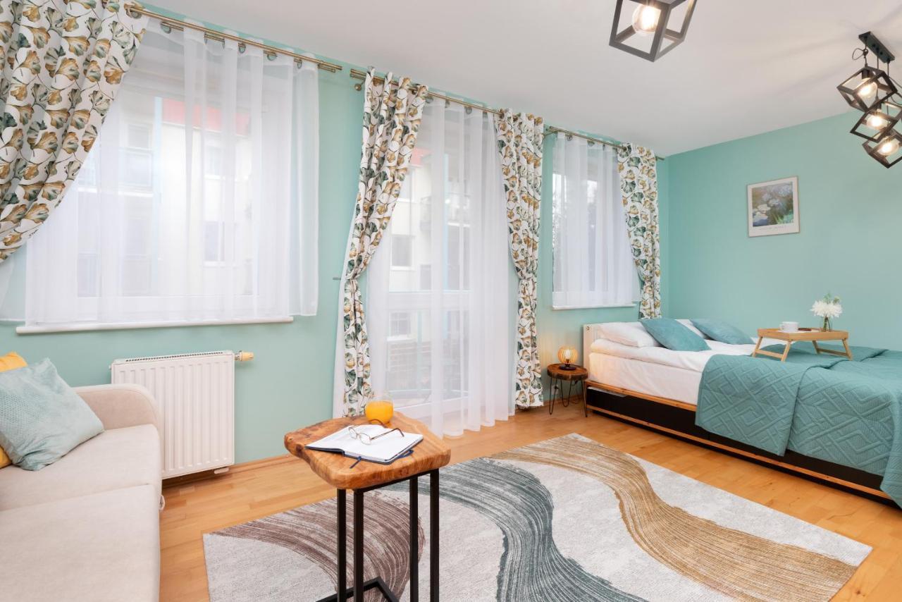 Subtle And Cosy With Furnished Balcony In By Renters *