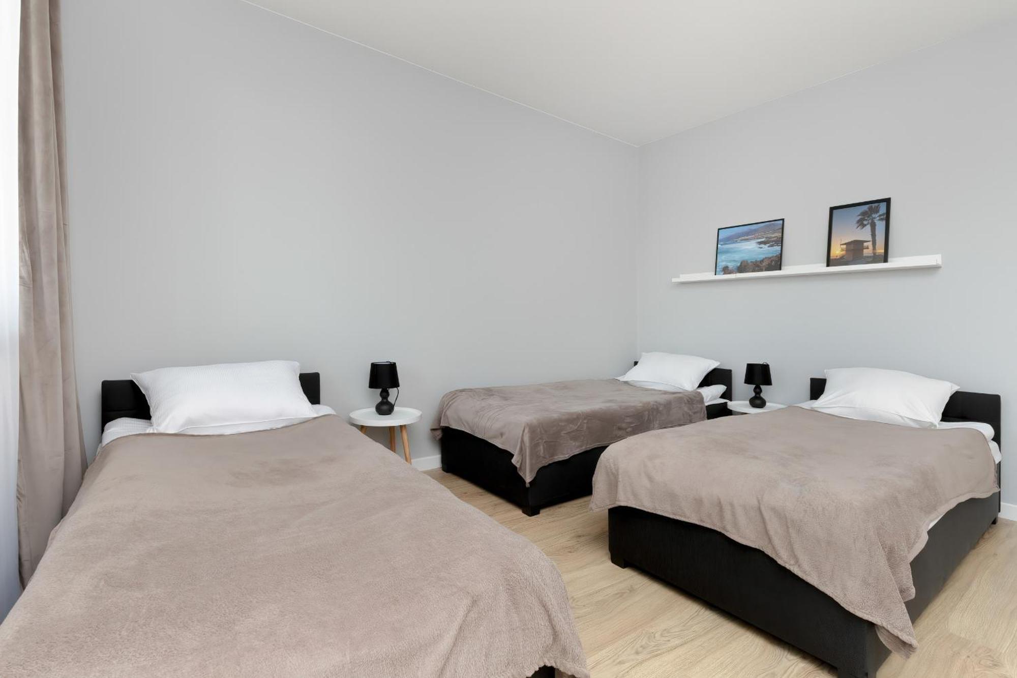 In With 3 Bedrooms, Furnished Balcony And 2 Desks By Rent Like Apartament *
