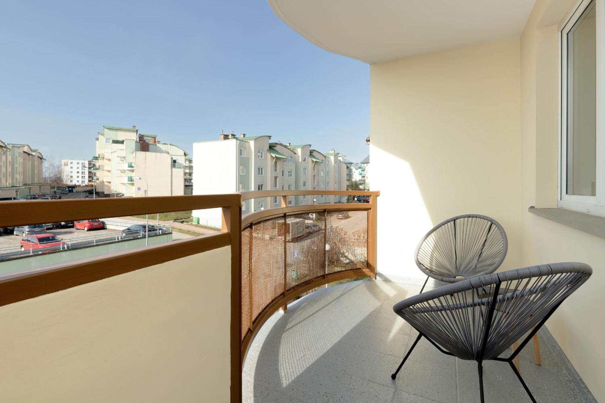 In With 3 Bedrooms, Furnished Balcony And 2 Desks By Rent Like Apartament Gdańsk