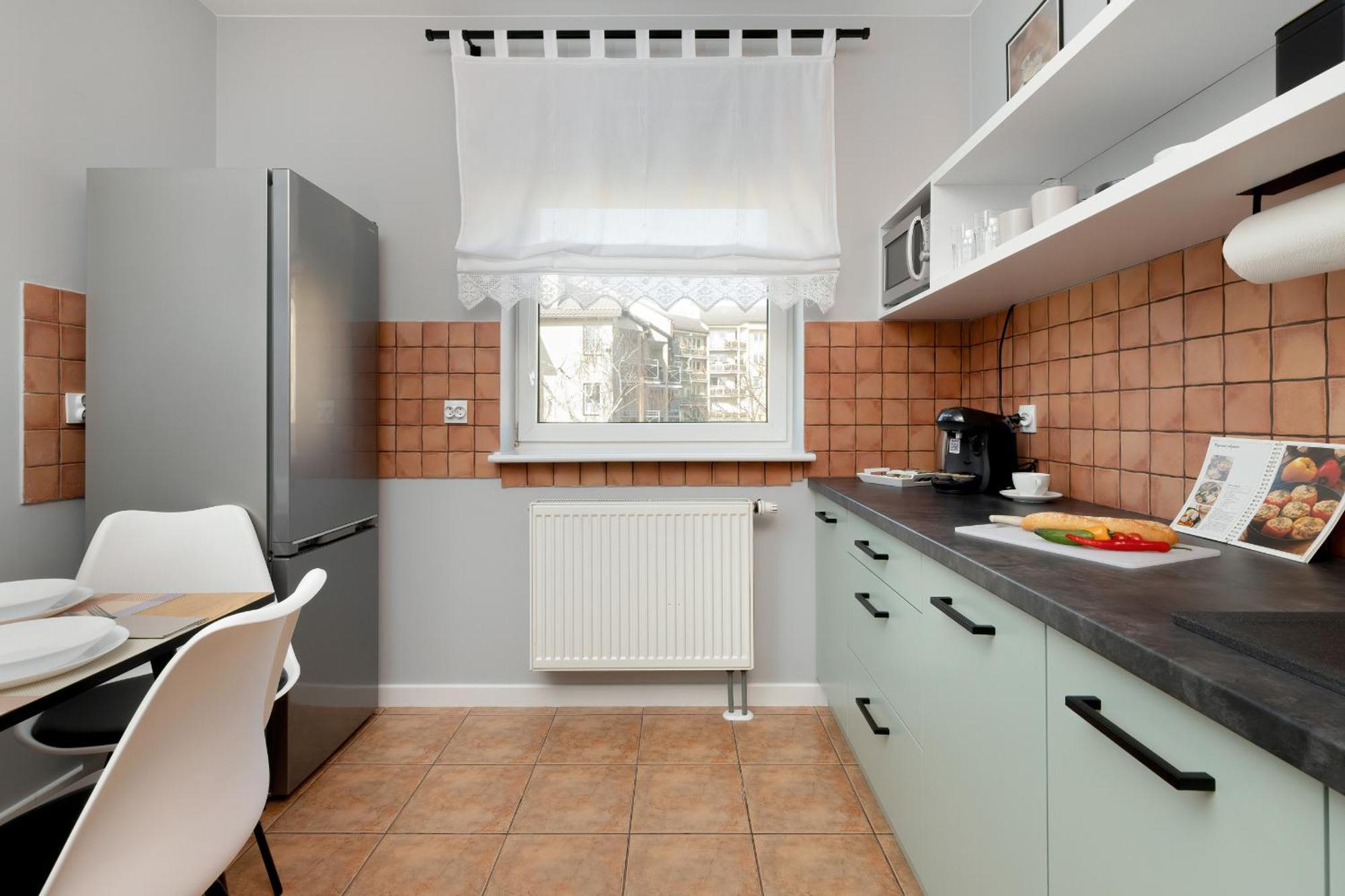 In With 3 Bedrooms, Furnished Balcony And 2 Desks By Rent Like *