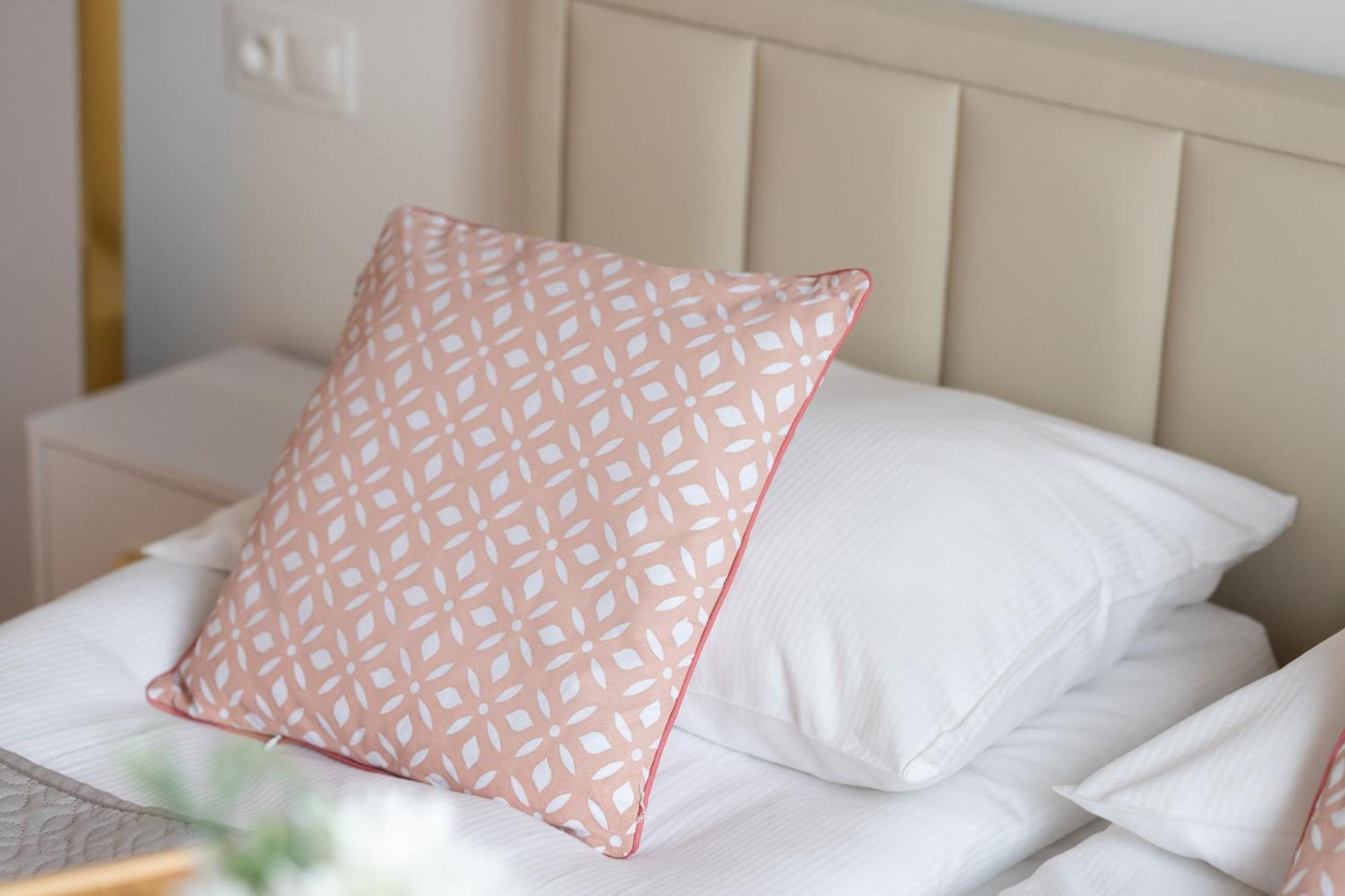 Apartment Stylish & Comfortable With Balcony In Central By Renters *
