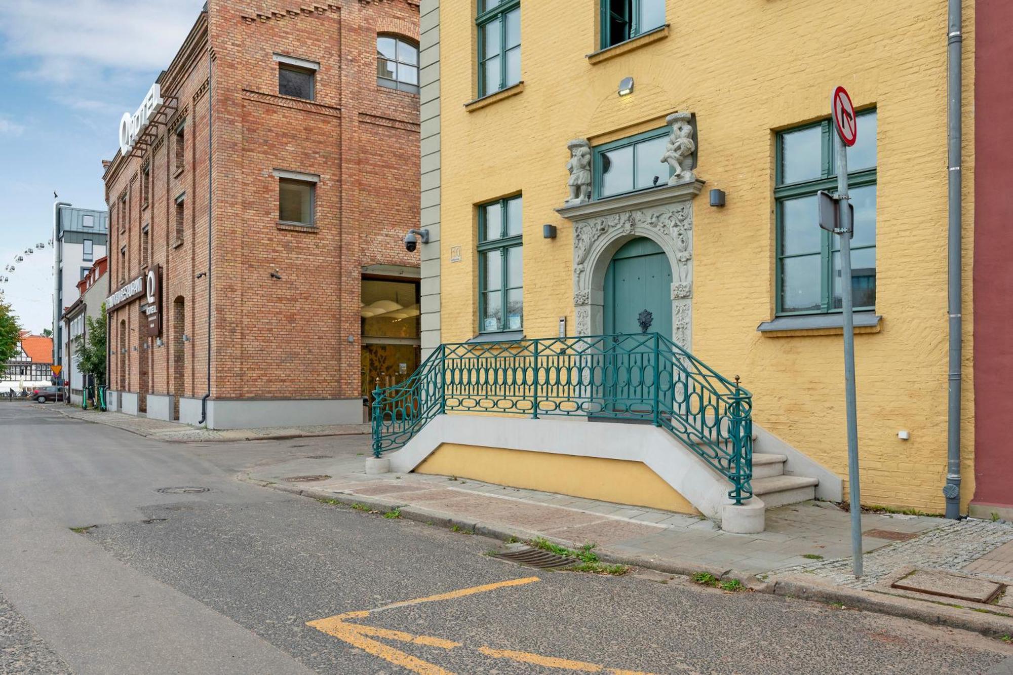 Historical Townhouse By Blue Mandarin