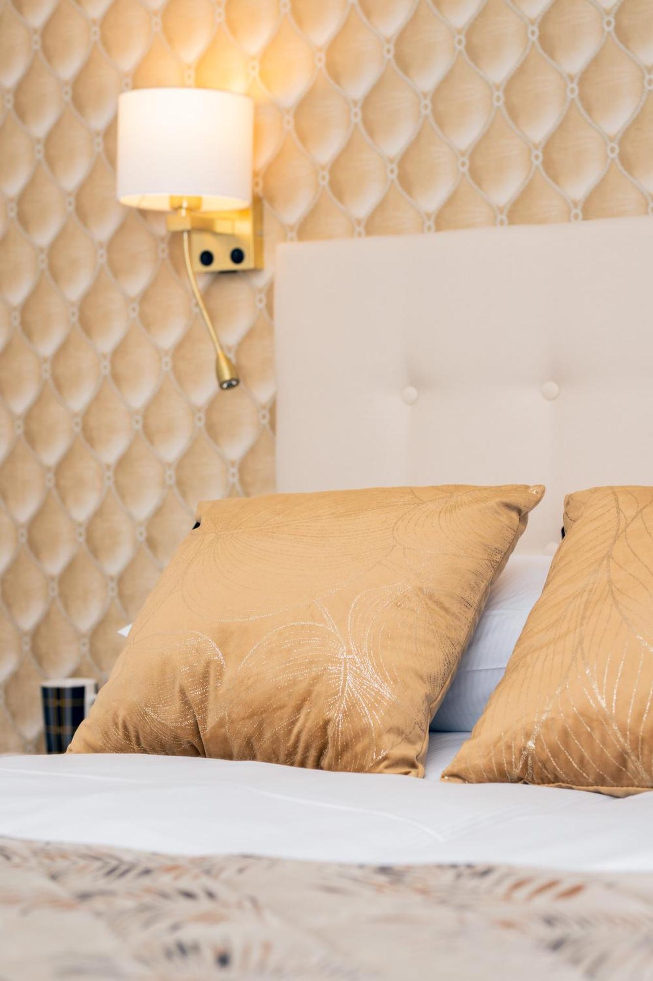 Elegant With Balcony And Air Conditioning In By Renters Apartament