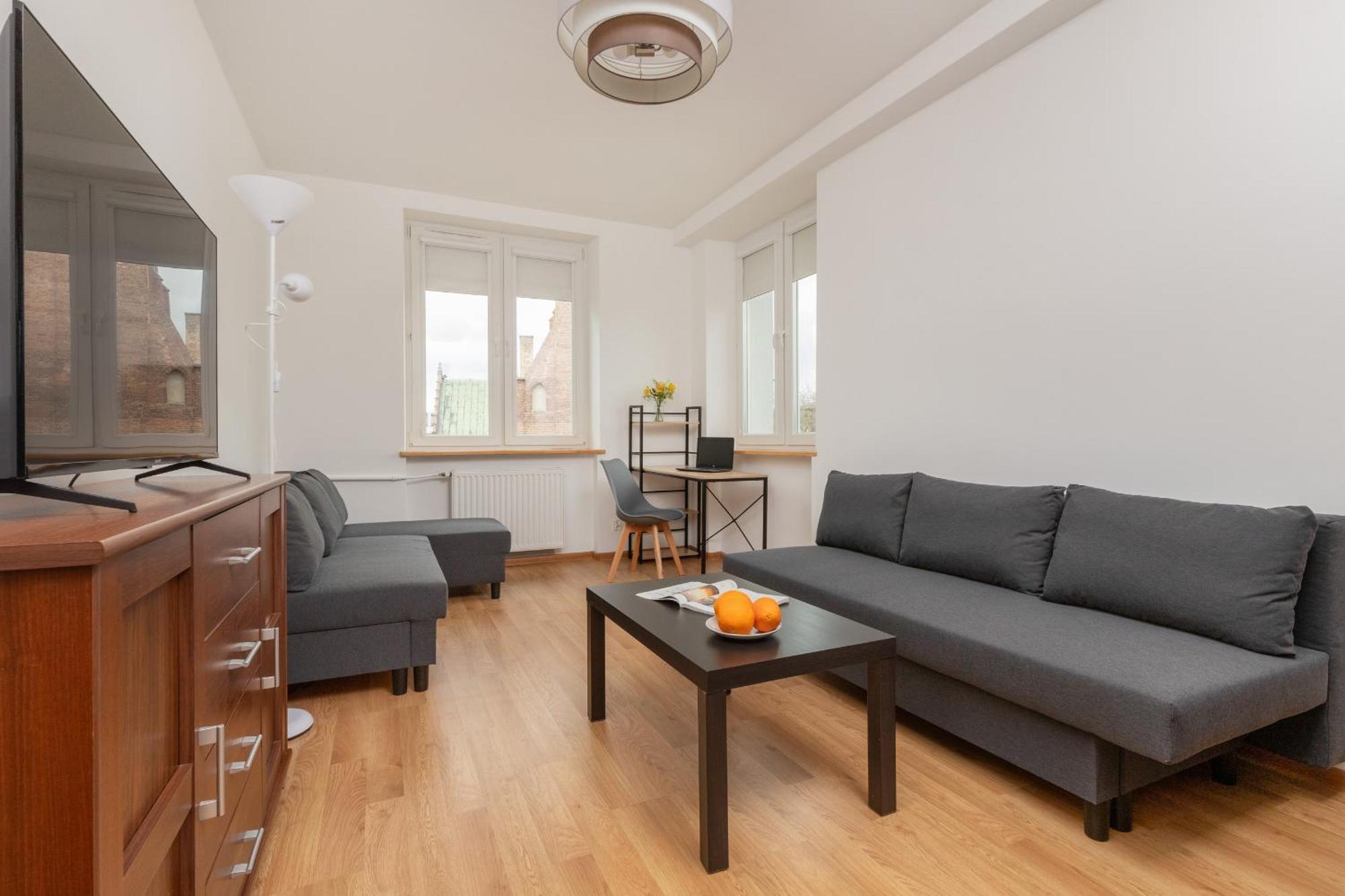 Lejlighed In Center With Two Desks, Balcony And Separate Kitchen By Renters
