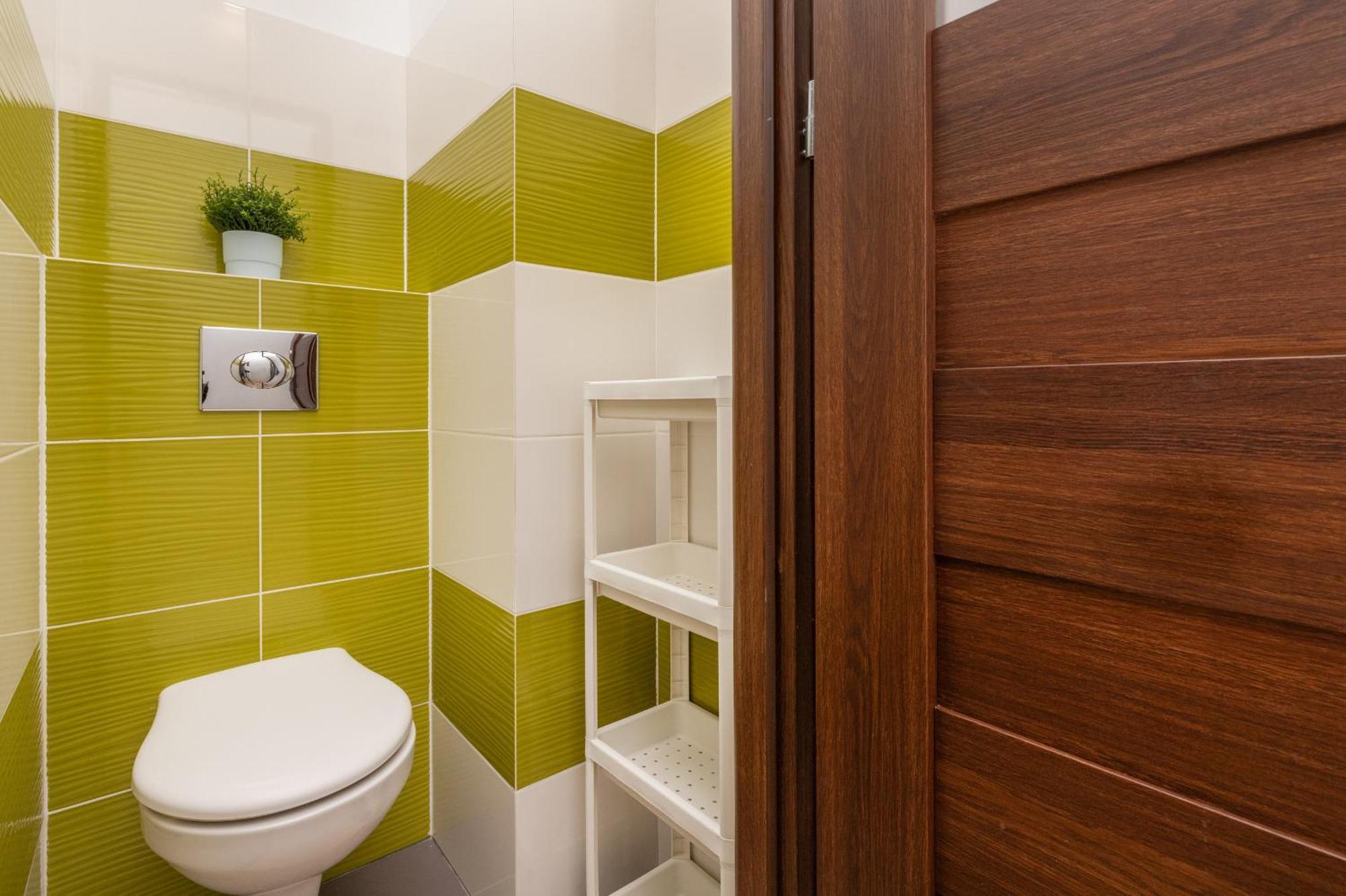 In Center With Two Desks, Balcony And Separate Kitchen By Renters Gdańsk