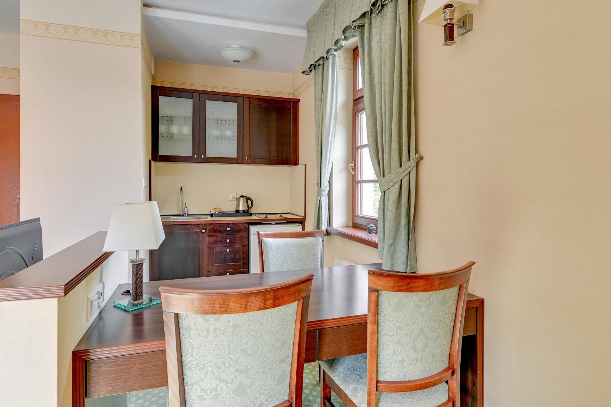 Jaskowy Dworek Aparthotel 3*