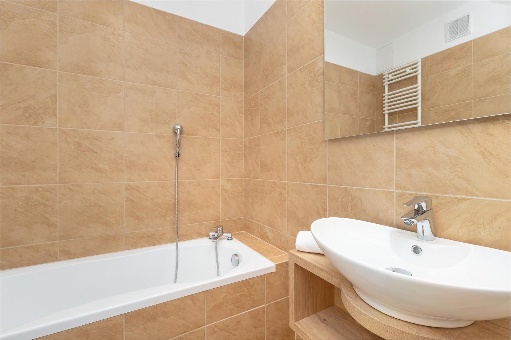 Two Bedroom In With Desk For Remote Work And Bathtub By Renters Lägenhet *
