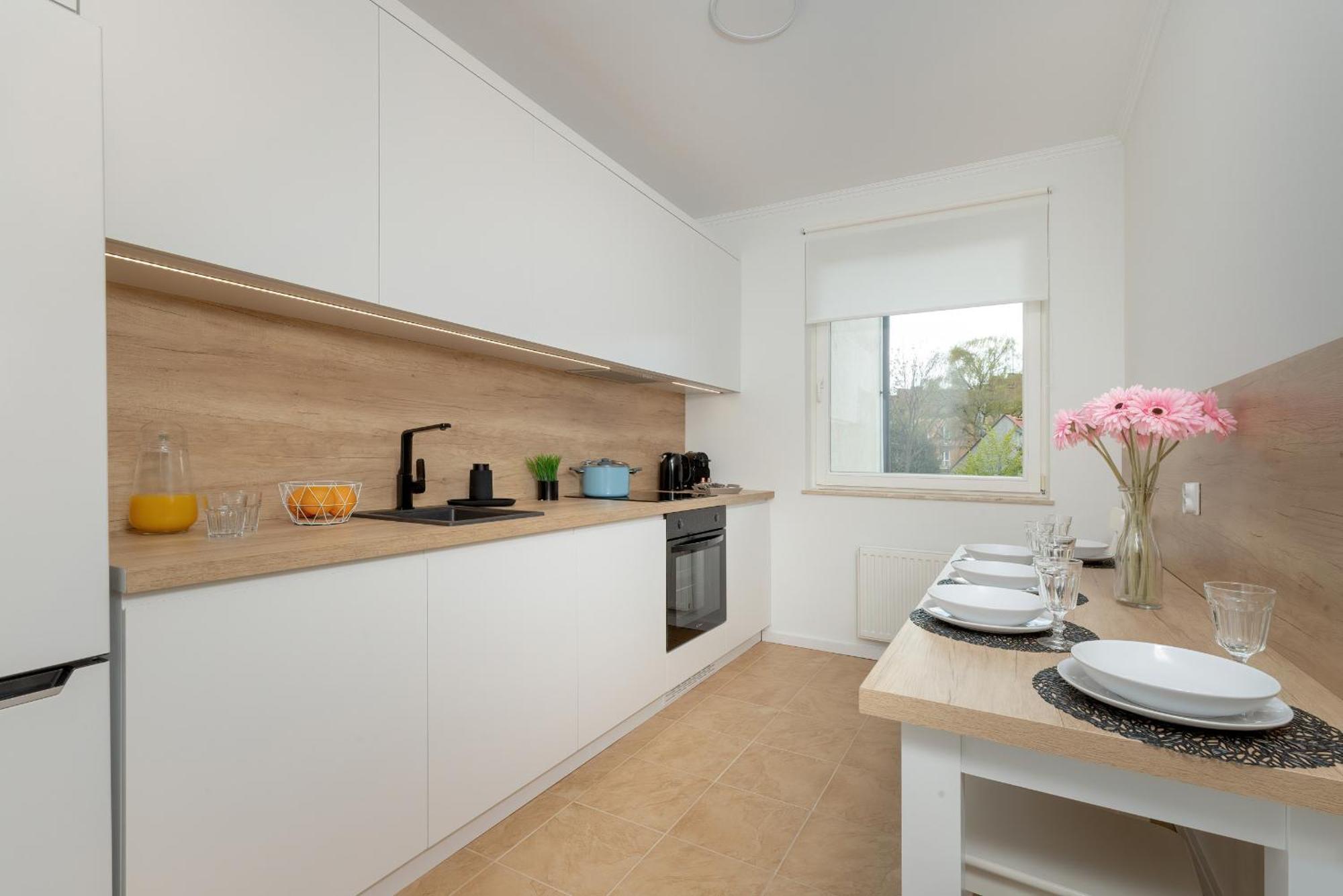 Two Bedroom In With Desk For Remote Work And Bathtub By Renters Lägenhet Gdańsk