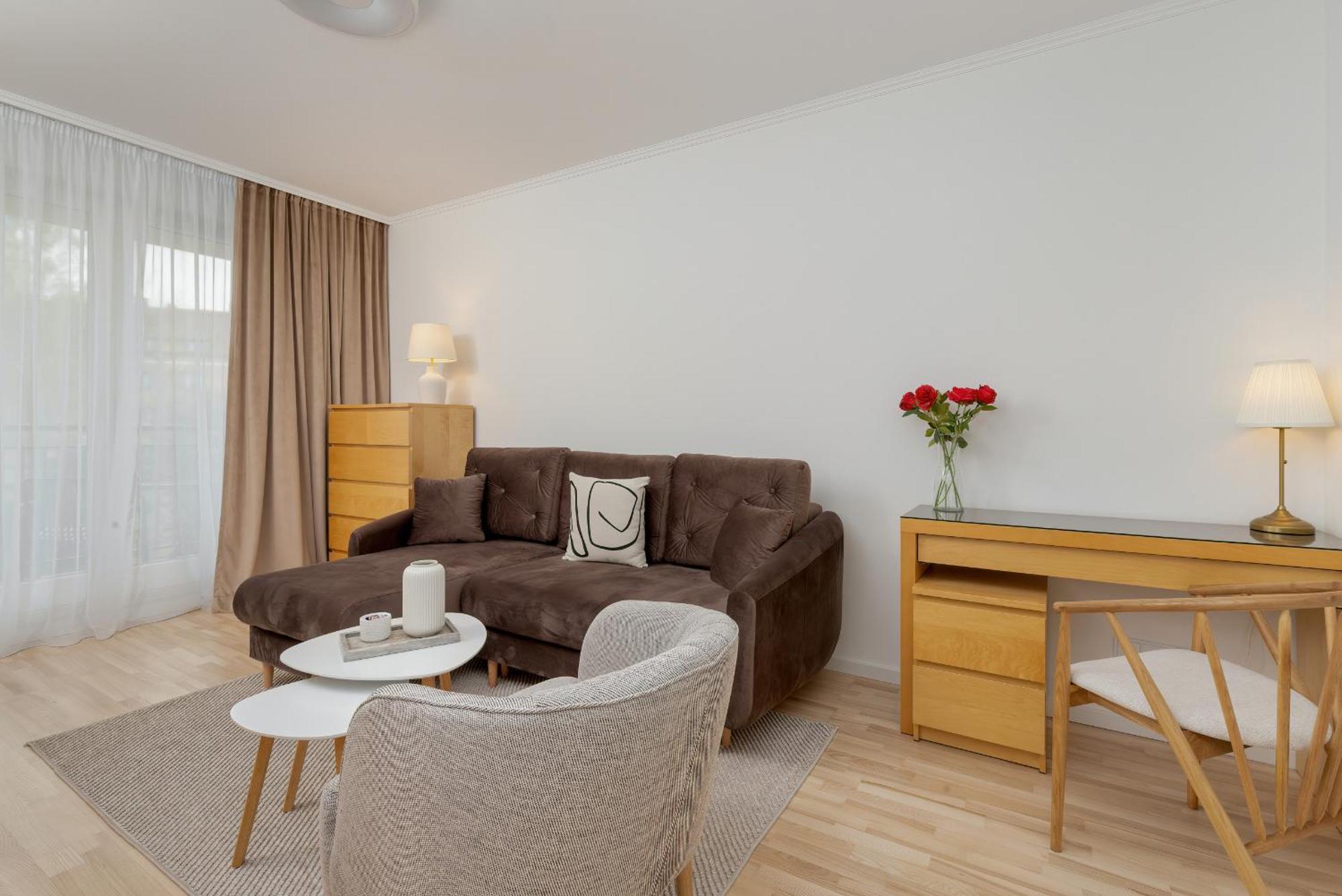 Two Bedroom In With Desk For Remote Work And Bathtub By Renters Gdańsk