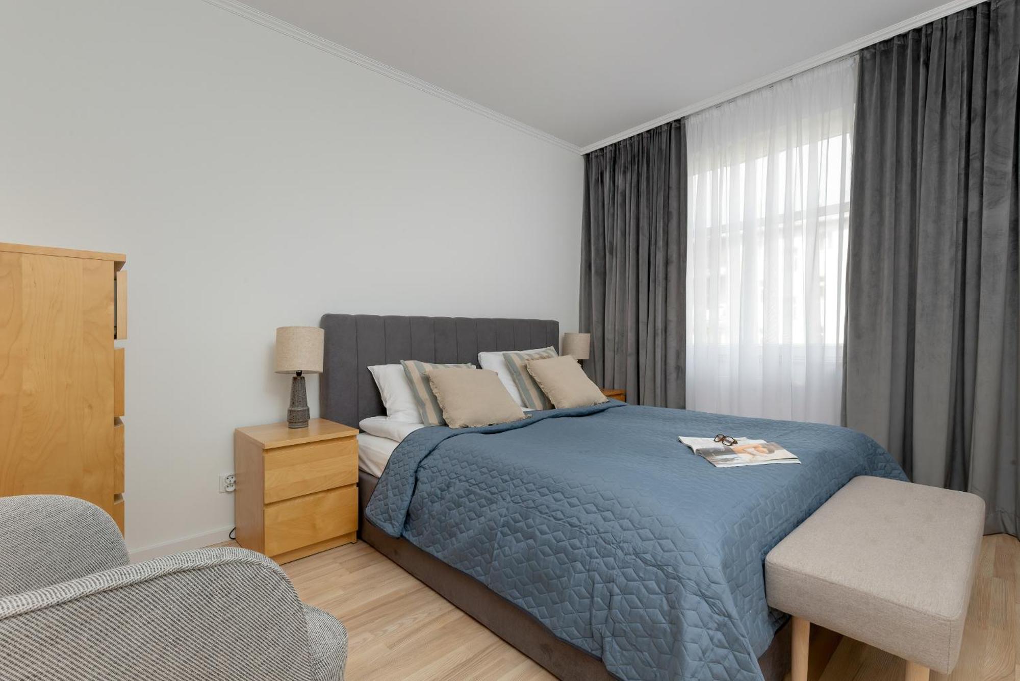 Two Bedroom In With Desk For Remote Work And Bathtub By Renters * Gdańsk