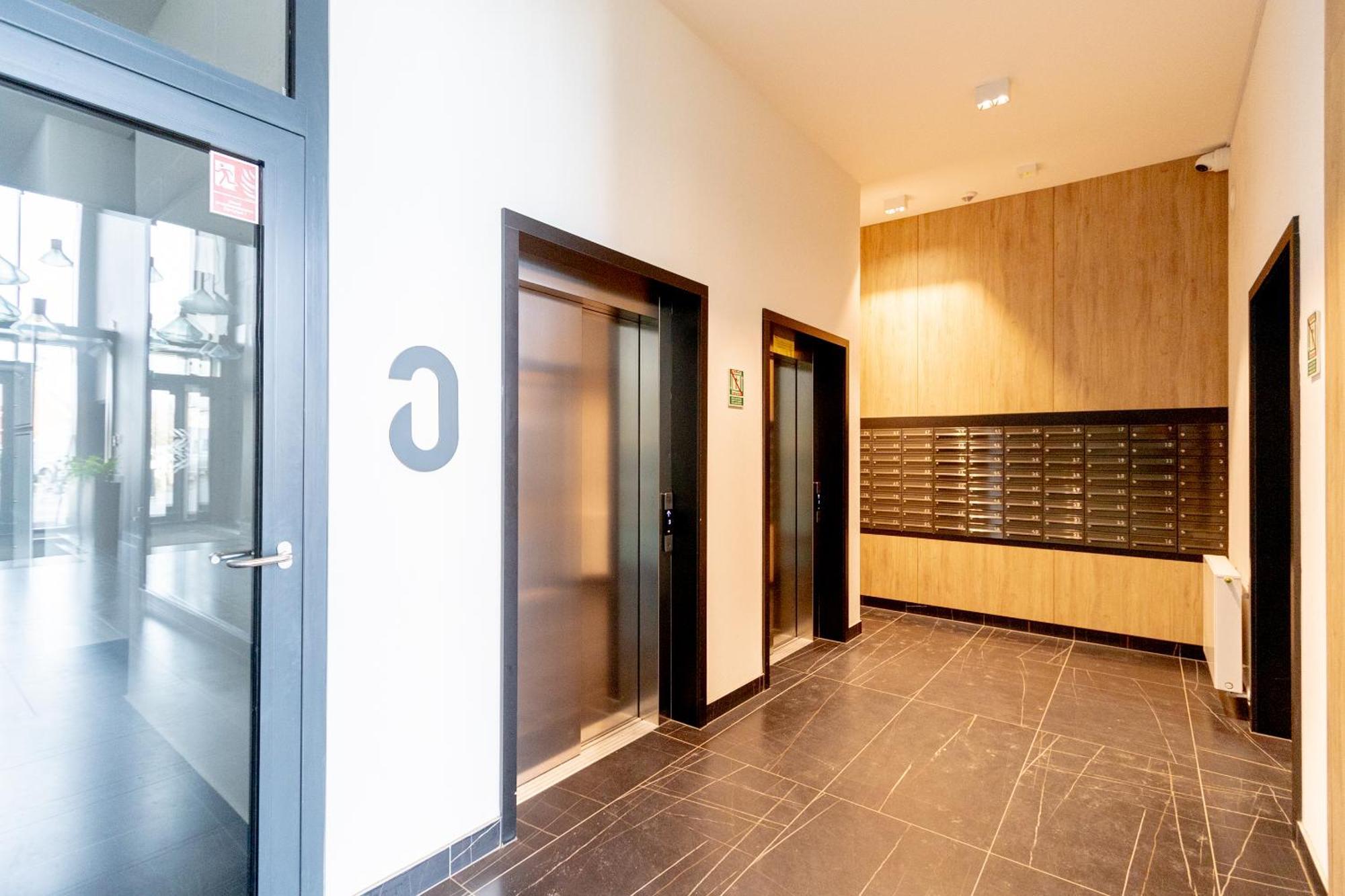 Glow Apartments, Zaspavita