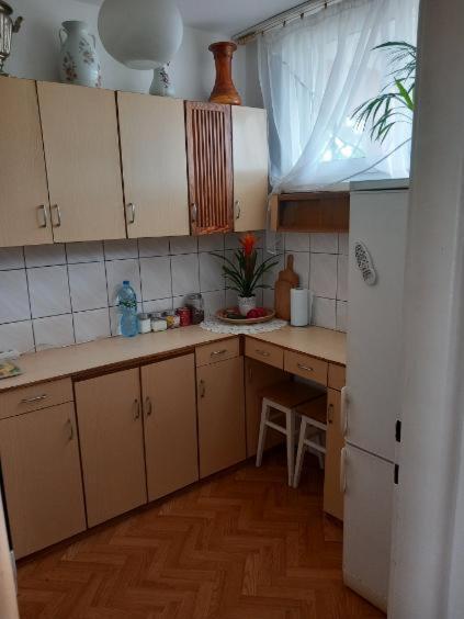 Piastowska 90 C, 2-pokojowe Mieszkanie Do Wynajecia *