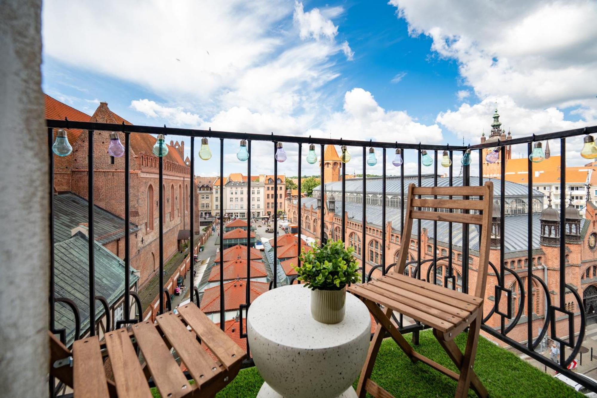 Stunning With Balcony Apartment *