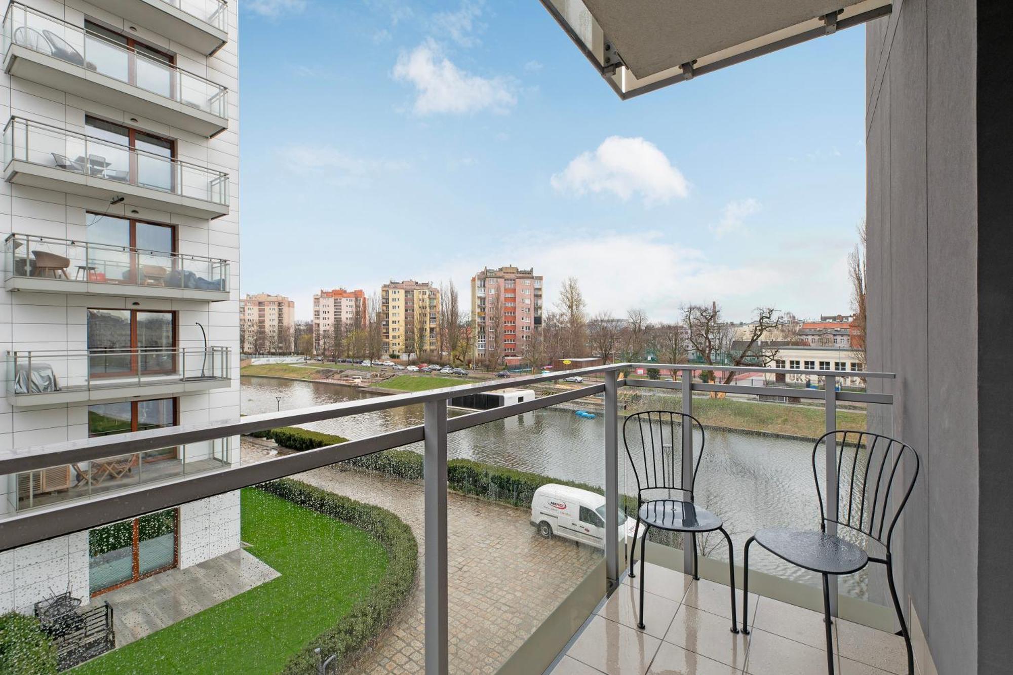 Stay-in Riverfront Lofts Apartment