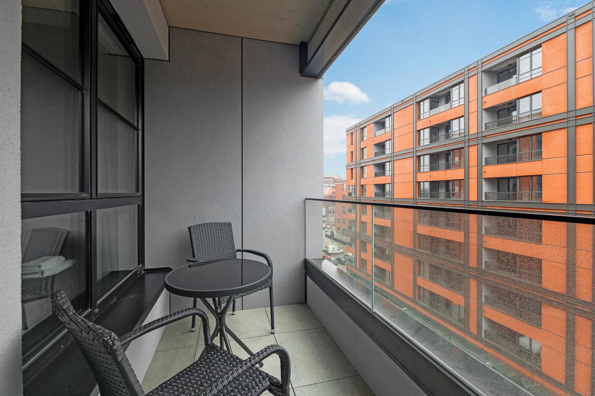 Doki Living - Foodhall & Parking By Downtown Apartment